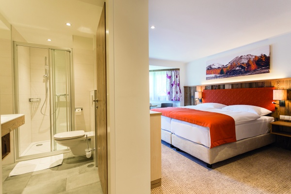 Helles Hotelzimmer im Alpenhotel Wurzer